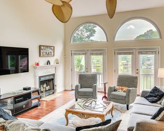 2-Story Deck Waterfront Lake Lure Home! - Lake Lure - Sala de estar