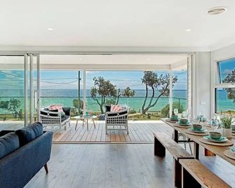 Beach Front Haven with 180 Degree Views - Praia Safety - Sala de estar