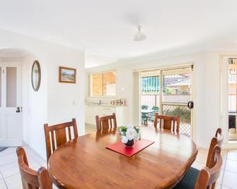 Number 1 At 4 Huntly Close - Tuncurry - Comedor
