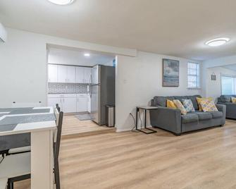 Lovely 2 bedrooms, steps away from the beach. - Bradenton Beach - Living room