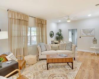 Lake Wales Vacation Rental with Screened-In Porch! - Lake Wales - Living room