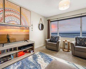 Oceanfront Suite - Top Floor - Sleeps 4 - Pool and Sauna - Lincoln City - Stue