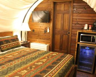 Elevated West Wagon Stay - Spacious Cozy and Charming - Bridgeport - Slaapkamer