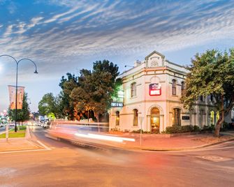 برينس أوف ويلز واجا - واغا واغا - مبنى