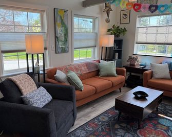 Pet-friendly Bucksport gem with hot tub! One hour to Acadia NP! Sleeps 8! - Bucksport - Living room