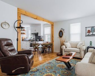 Cottage on Sweet Arrow Lake - Pine Grove - Living room