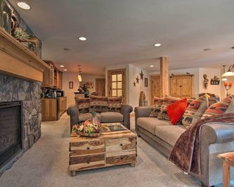 Fall River Hideaway in Estes - 3 Mi to Natl Park! - Estes Park - Living room