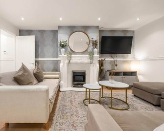 The Secret Garden Retreat With Hot Tub - Manchester
