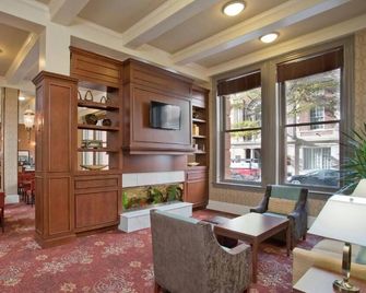 2 Pet-Friendly Suites w/ Kitchen for Extended Stays – Central Location - Baltimora - Area lounge