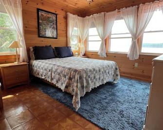 Charming 5-bedroom lake house on lake Salem in Derby, Vermont. - Derby - Bedroom
