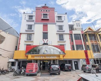 Urbanview Hotel Yasmin Makassar by RedDoorz - Makassar - Edificio