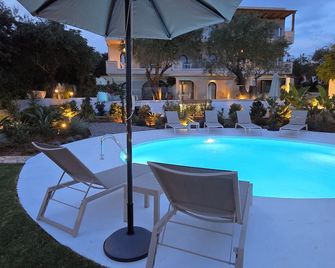 Loadstar Rooms & Suites - Kontokali - Басейн