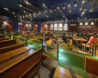 Hotel Hallmark by Thc Group - Kota - Restaurant