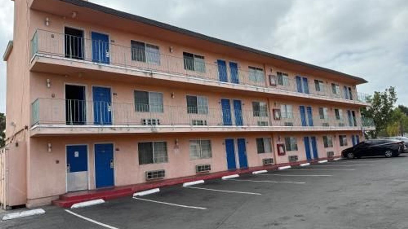 La Petite Rouge Motel