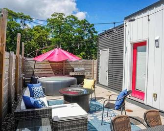 Eclipse Hot tub and billiards in Downtown Geneva - Geneva - Patio