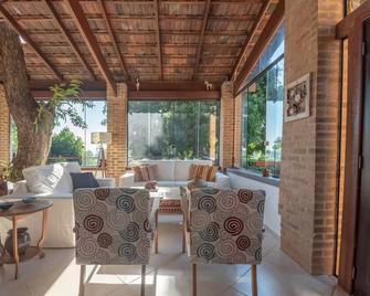 From the forest to the beach in a single experience! - Niterói - Wohnzimmer