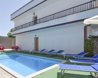 Beautiful Apartment In Palmi With Wifi - Palmi - Piscine