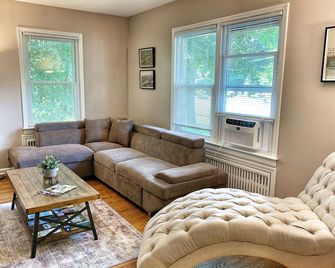 Stunning .5 Acre Family-Friendly Home, Near Everything In The Heart Of Beacon Ny - Beacon - Living room