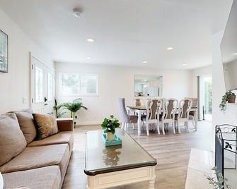Dog-friendly two-story home with two kitchens, fast WiFi, patio, & gas grill - Newport Beach - Ruang tamu