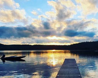 Peaceful lakeside cottage great for a staycation. - Dwight - Buiten zicht