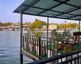 Chaiyai river front hotel - Sichon - Balcony