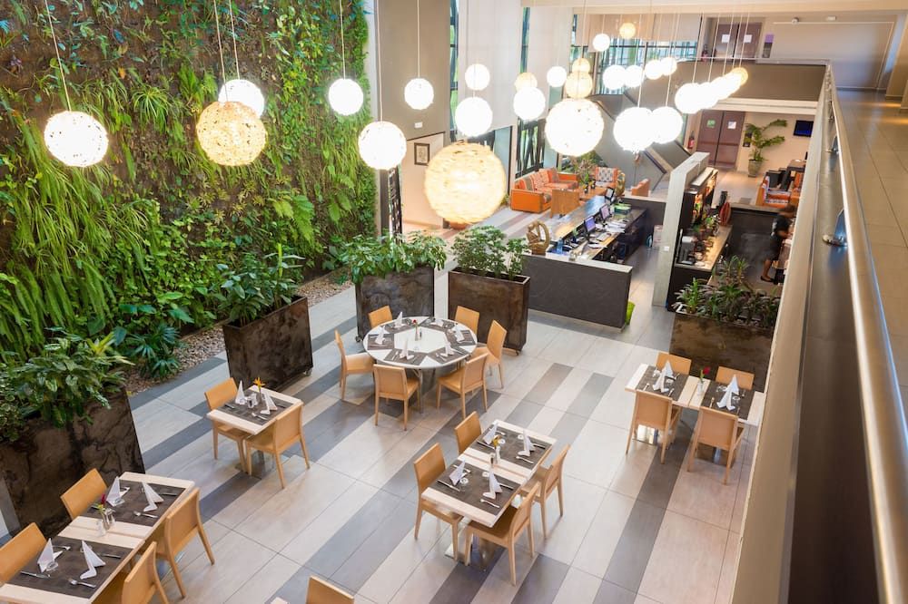 مينا هوتل ليبرفيل