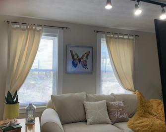 Lovely Historic Vintage home. Remodeled inside. - Johnston - Wohnzimmer