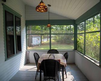 Island Paradise: Historic Cottage, Waterfalls, Great Swimming! - Parsonsfield - 餐廳