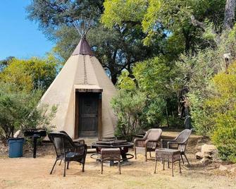 Waterfront Teepee 3 Jumping Fish - Seguin - Innenhof