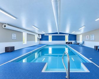 Fairbridge Inn & Suites Williston Near Airport - Williston - Piscina