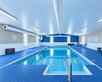 Fairbridge Inn & Suites Williston Near Airport - Williston - Piscina