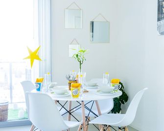 Lovely 2 Bed 2 Bath Apartment | Free Parking | Walk to Train - Granville - Dining room