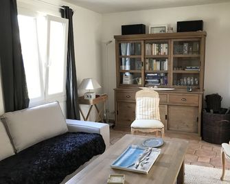 Hardelot Plage: Single Storey House Near Center & Quiet Beach - Neufchâtel-Hardelot - Huiskamer