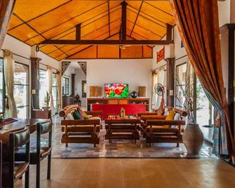 Natural Retreat Next To Singhpark&whitetemple 4br - Chiang Rai - Living room