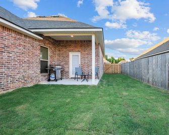 Groovy, New & Modern! Tv in each room - Shreveport