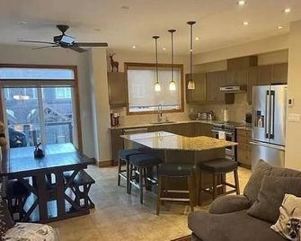 Family-Friendly Home | Hiking, Beaches, Pool Access | Minutes to Blue Mountain - Collingwood - Kitchen