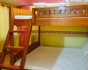 RedDoorz Hostel @ Baguio Tourist Cabin - Baguio - Camera da letto