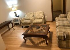 Cozy Bungalow Downtown Pine City - Pine City - Wohnzimmer