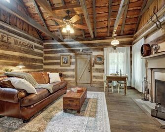 Town Creek Cabin Walk to Main St - Fredericksburg - Living room