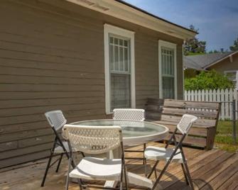 The Parkside Cottage Lakebottom Park at Doorstep! - Columbus - Patio