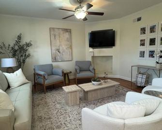 Bella’s Place A - Montevallo - Wohnzimmer