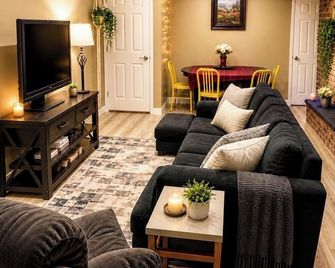 Tranquil 2-bedroom apartment in charming Bountiful perfect for relaxing - Bountiful - Sala de estar