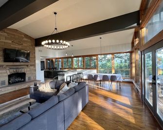 Otto, NC Mountain Family Cabin w/breathtaking view, sleeps 10 access to river - Otto - Living room