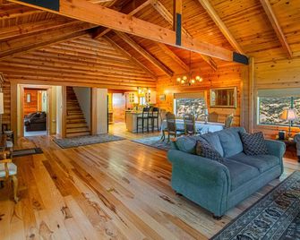 Secluded And Private Sierra Nevada Foothills Vineyard Home - Colfax - Sala de estar