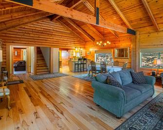 Secluded And Private Sierra Nevada Foothills Vineyard Home - Colfax - Sala de estar