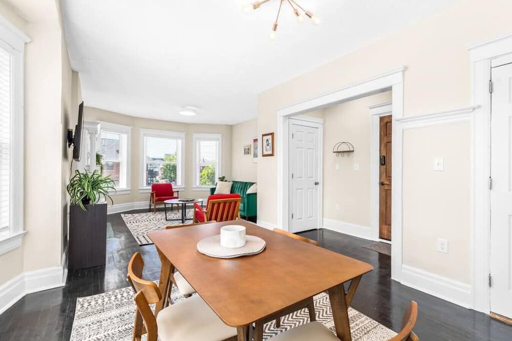 Mid Century Modern 1 Bedroom Apt w Mesh WiFi - דטרויט - חדר אוכל