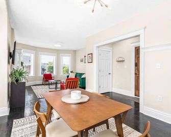 Mid Century Modern 1 Bedroom Apt w Mesh WiFi - דטרויט - חדר אוכל