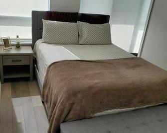 Midtown 4 bedroom home Free Wi-Fi and parking - Toronto - Bedroom
