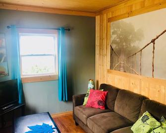 Lovely chalet near the beach! - Pointe-du-Chêne - Living room