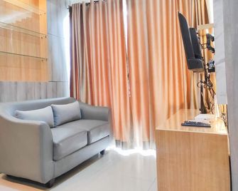 Spacious 2BR at Vida View Makassar Apartment By Travelio - Makassar - Sala de estar